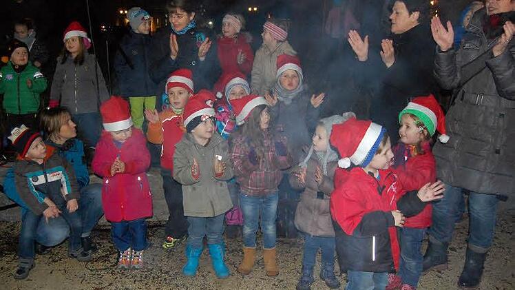 Die kleinen Nikoläuse vom Kindergarten "Löwenzahn" bei ihrem Auftritt.  Foto: Andreas Welz