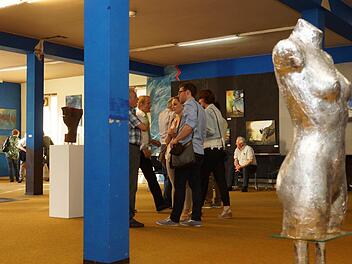 Wo einst Warenregale standen, sind nun Bilder und Skulpturen zu sehen. Foto: Arkadius Guzy