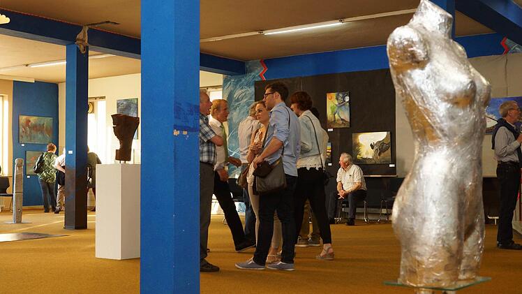Wo einst Warenregale standen, sind nun Bilder und Skulpturen zu sehen. Foto: Arkadius Guzy