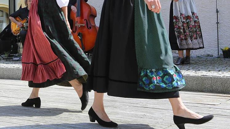 Typisch f&uuml;r die Region Landkreis Ha&szlig;berge ist der Volant an der Sch&uuml;rze. Foto: Barbara Herbst