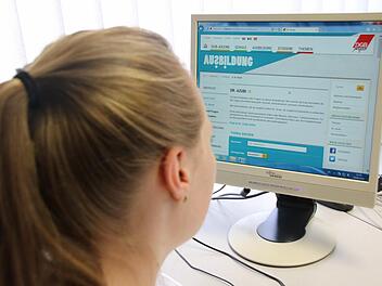 Auf der Onlineplattform "Dr. Azubi" können Berufsneulinge all ihre Fragen los werden und bekommen innerhalb kürzester Zeit Antworten von Experten des DGB.  Foto: Lisa Kieslinger
