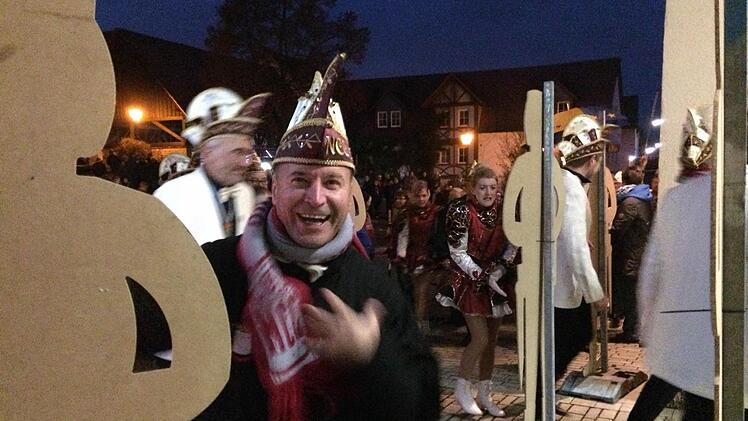 Kaum hatte der B&uuml;rgermeister den Schl&uuml;ssel f&uuml;rs Rathaus nach unten gelassen, st&uuml;rmten die Narren das Geb&auml;ude. Foto: Kerstin V&auml;th