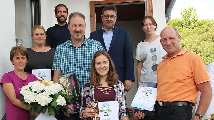 Liane Westhäuser ( links) wurden für 25 Jahre Treue zum Reitverein Stöppach und Hubert Präcklein für 20 Jahre geehrt.Untere Reine von links: Liane Westhäuser, Rebecca Wank, Hubert Präcklein2 Reihe : Sabine Kirchner, Frank Weber,Obere Reihe: 2. Vorsitzender Alexander Pratsch, Bürgermeister Rolf Rosenbauer und Vorsitzende Simone BüchnerFoto: Michael Stelzner