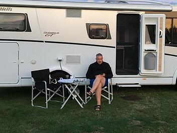 uhe und Freiheit: Paul Ziegler genießt das Camper-Leben in der Abenddämmerung.