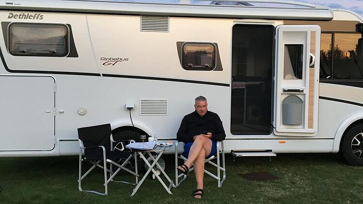 uhe und Freiheit: Paul Ziegler genießt das Camper-Leben in der Abenddämmerung.