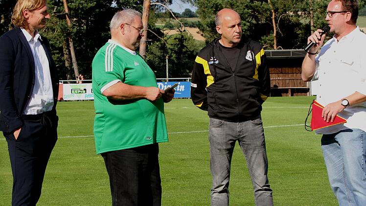 Wimpeltausch vor dem Spiel mit dem Würzburger Sportvorstand Daniel Sauer, Sprecher Dieter Schönmüller, Bayreuths Trainer Josef Albersinger und FCN-Vorstand Alexander Geißendörfer (von links)