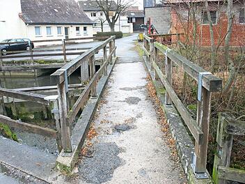 Die Fußgängerbrücke über die Lauter zwischen der Wassergasse und der Straße Am Brunnen ist offenbar nicht mehr sicher genug. Zunächst soll sie gesperrt werden, dann will die Gemeinde überlegen, ob die Brücke erneuert werden soll.  Foto: Lothar Weidner
