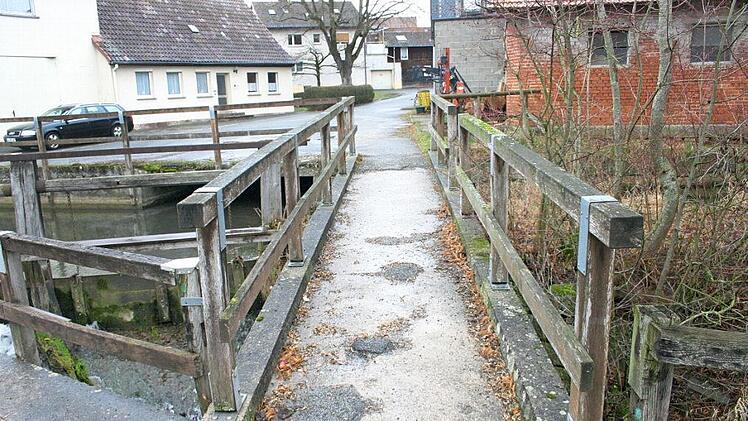 Die Fußgängerbrücke über die Lauter zwischen der Wassergasse und der Straße Am Brunnen ist offenbar nicht mehr sicher genug. Zunächst soll sie gesperrt werden, dann will die Gemeinde überlegen, ob die Brücke erneuert werden soll.  Foto: Lothar Weidner