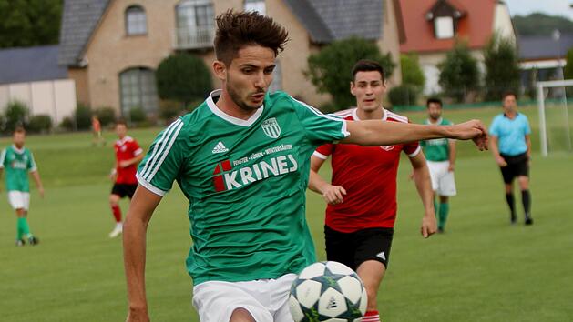 DJK Dampfach - FC Sand II. Der zweifache Sander Torsch&uuml;tze Julius Neund&ouml;rfer setzt sich hier durch und erzielt den 1:1-Ausgleich f&uuml;r seine Mannschaft. Foto: G&uuml;nther Geiling