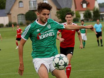 DJK Dampfach - FC Sand II. Der zweifache Sander Torschütze Julius Neundörfer setzt sich hier durch und erzielt den 1:1-Ausgleich für seine Mannschaft. Foto: Günther Geiling