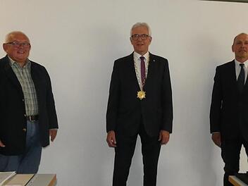 Bürgermeister Günther Werner (M.) freut sich auf die Zusammenarbeit mit dem neuen Zweiten Bürgermeister Norbert Geier (l.) und dem neuen Dritten Bürgermeister Berthold Albert. Christian Licha