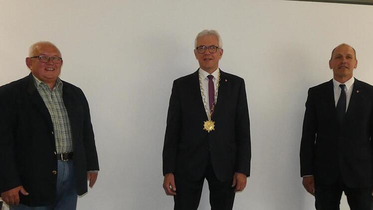 Bürgermeister Günther Werner (M.) freut sich auf die Zusammenarbeit mit dem neuen Zweiten Bürgermeister Norbert Geier (l.) und dem neuen Dritten Bürgermeister Berthold Albert. Christian Licha