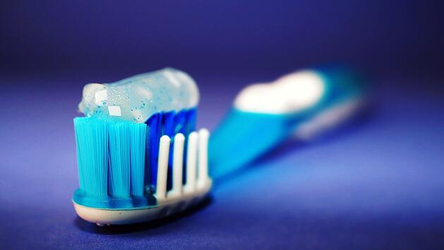 In Zahnpasta kann Triclosan enthalten sein.