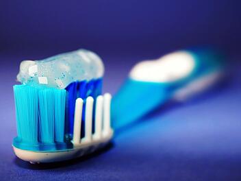 In Zahnpasta kann Triclosan enthalten sein.