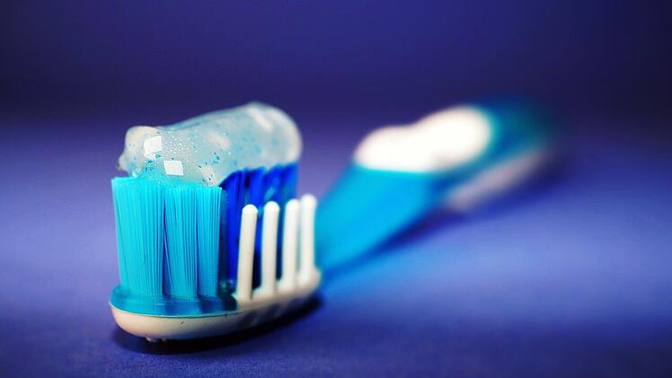 In Zahnpasta kann Triclosan enthalten sein.