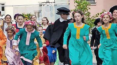 Unser Bild zeigt eine Szene aus dem Volksschauspiel „Die Schutzfrau von Münnerstadt“ – für das Stück braucht es insgesamt rund 200 Darstellerinnen und Darsteller.