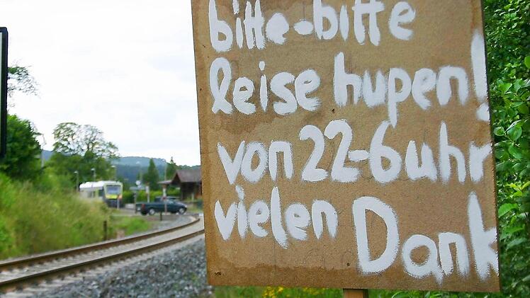 Stiller, aber eindringlicher Protest - gesehen  zwischen den beiden Bahnübergängen nördlich des Bahnhofes von Reckendorf. Foto: Nikolas Pelke