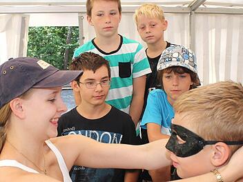 Lagerleiterin Eva Braunreuter (links) beim Maskentest mit Fabian. Ihr Fazit: Sitzt wie angegossen. Derselben Meinung sind Oliver, Andre, Jannick und Raphael. Foto: rn
