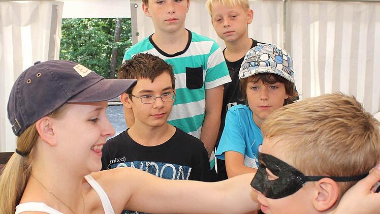 Lagerleiterin Eva Braunreuter (links) beim Maskentest mit Fabian. Ihr Fazit: Sitzt wie angegossen. Derselben Meinung sind Oliver, Andre, Jannick und Raphael. Foto: rn