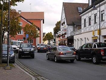 Speziell zum Feierabend hin herrscht in der Adelsdorfer Hauptstraße oft dichter Verkehr. Foto: Pauline Lindner