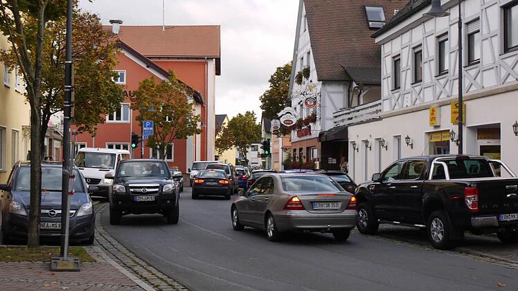Speziell zum Feierabend hin herrscht in der Adelsdorfer Hauptstraße oft dichter Verkehr. Foto: Pauline Lindner