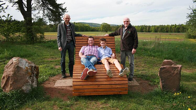 Freuen sich über die neuen Liegebänke in der Flur von Waldfenster: Sponsor Michael Albert (von links), Roland Schlereth und Heinrich Schlereth. "Polier" Lukas und Roland Schlereth testeten schon einmal die Bequemlichkeit. Foto: Gaby Sell