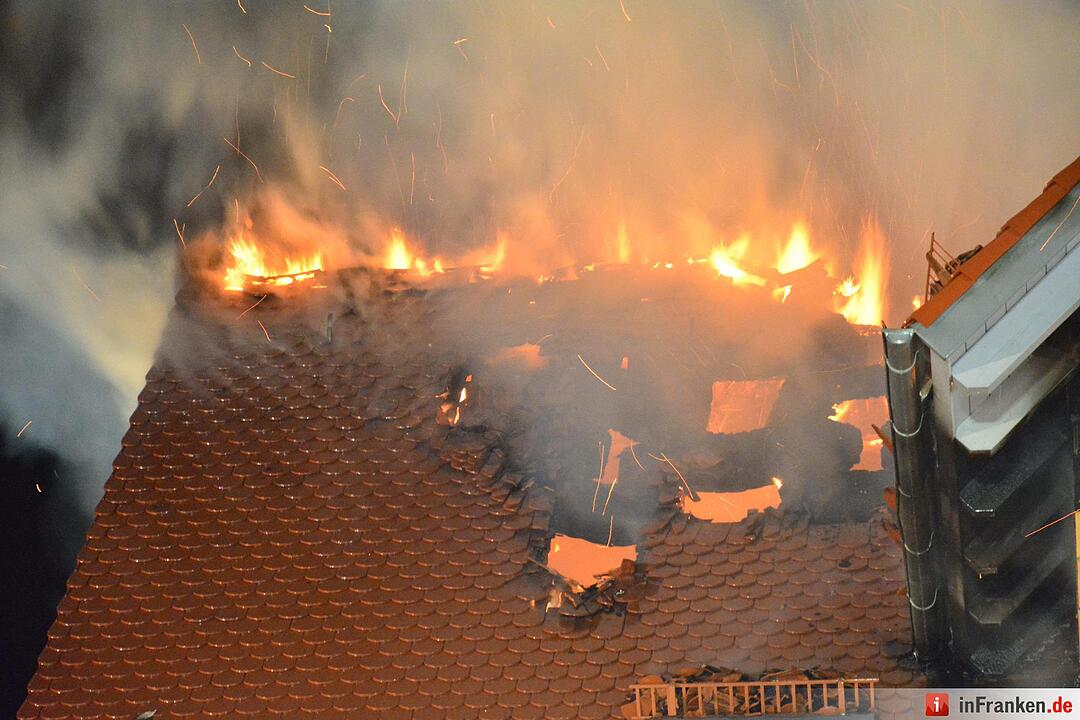 Neugebautes Wohnhaus steht nach Blitzeinschlag lichterloh in Flammen