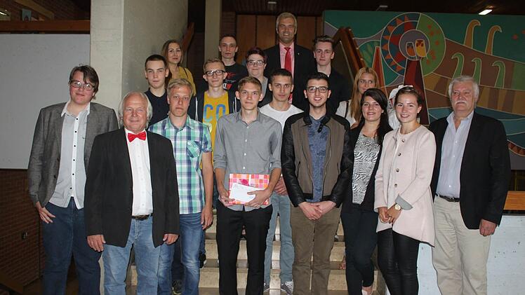 Die erfolgreichen Absolventen mit Verantwortlichen