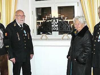 Spenderin Jutta Schicker mit (von links) Zweitem Vorsitzenden Reinhard Holhut, Vorsitzendem Heinz Kliesch und Schatzmeister Harald Michel.  Foto: Klaus-Peter Wulf