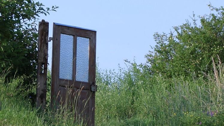 Im Garten von Lothar Brochloß-Gerner gibt es viel zu entdecken. Die Tür, was steckt dahinter? "Die weite Welt", sagt der Rügheimer. Fotos: Andreas Lösch