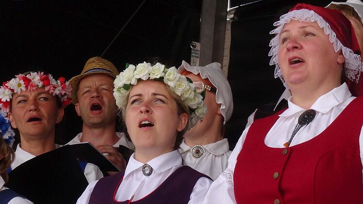Den weitesten Weg zum Chorfest Coburg hatte der Koris Valmiera aus Lettland, der beim Auftritt auf dem Markt mit seinen schicken Trachten auch viele Blick auf sich zog.Foto: Jochen Berger