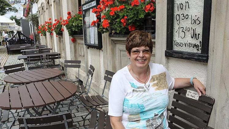 Barbara Benker vor ihrem Gasthof Foto: Barbara Herbst