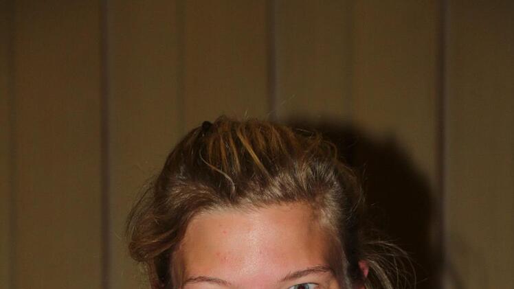 Mit ihrem Freund und einem Kumpel ist Franziska Thomas aus Nüdlingen zur Podiumsdiskussion gekommen. Erfahren hatte sie von der Veranstaltung erst einen Tag vorher - über Facebook - und extra einen anderen Termin abgesagt. "Man kennt immer nur die Doro und die Sabine", sagt sie über die Kandidatinnen der CSU und der SPD. Alle anderen Bewerber um ein Bundestagsmandat habe sie noch nicht so richtig wahrgenommen. Die 24-Jährige ist noch unschlüssig, wen sie  wählen soll.  Gewünscht hätte sie sic...