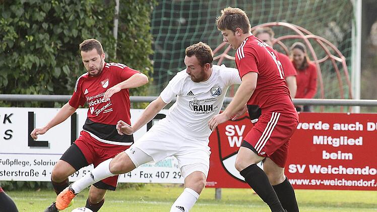 Der Sassendorfer Spielertrainer Dominik Stöhr (M.) wird von den beiden Weichendorfern  Peter Hecht (l.) und  Adrian Pfister angegriffen.sportpress