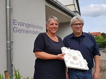 Beate Wagner und Matthias Hagen zeigen das Modell mit dem neuen Kindergarten.