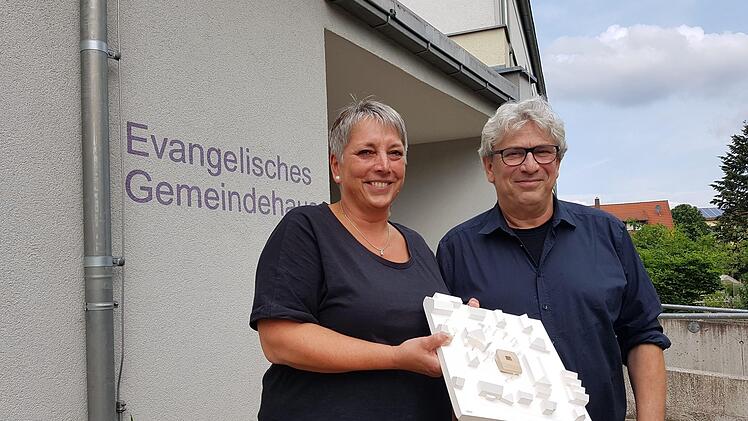 Beate Wagner und Matthias Hagen zeigen das Modell mit dem neuen Kindergarten.