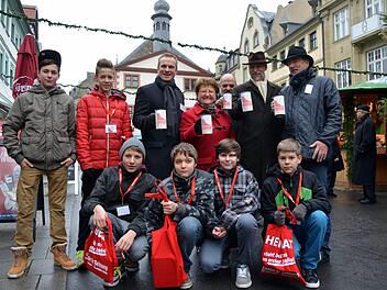 Hoch die Büchsen! Alexander Subat, Magdalena Dünisch, Thomas Ahnert, Kay Blankenburg und Paul Ziegler sammelten auf dem Weihnachtsmarkt für die Aktion Weihnachtshilfe. Und die sechs Firmbuben verteilten Flyer.