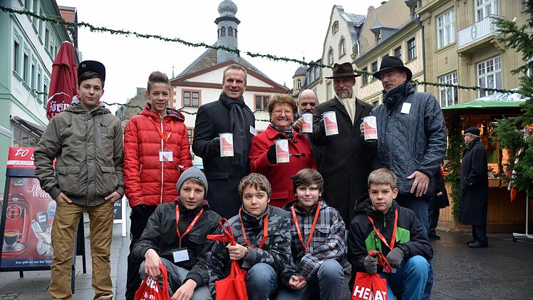 Hoch die Büchsen! Alexander Subat, Magdalena Dünisch, Thomas Ahnert, Kay Blankenburg und Paul Ziegler sammelten auf dem Weihnachtsmarkt für die Aktion Weihnachtshilfe. Und die sechs Firmbuben verteilten Flyer.