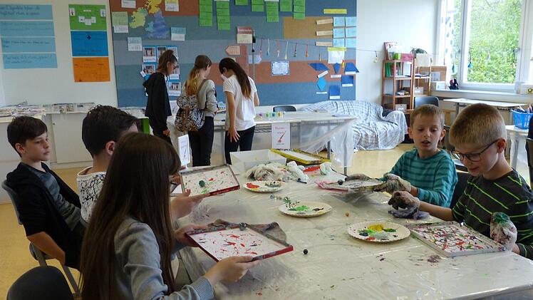 Nicht nur auf der Malunterlage ging es bei "Moderne Kunst zum Nachmachen" recht farbenfroh her. Foto: Manfred Mellenthin