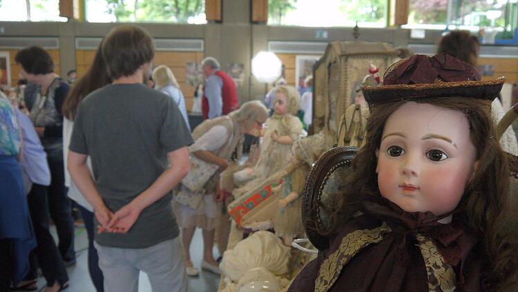 Antike Puppen so weit das Auge reich: die Sammlerbörse in der Neustadter Frankenhalle. Sie ist noch am Samstag geöffnet. - Foto: Berthold Köhler