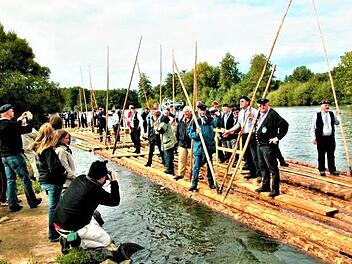 Das sogenannte 70 Meter lange "Hallstadter Stück" - von 30 Flößern zum "Tag des offenen Denkmals" auf dem Obermain von Kemmern nach Bischberg bewegt - war im Jahre 2008 das letzte große Topereignis der Frankenwaldflößer.Gerd Fleischmann