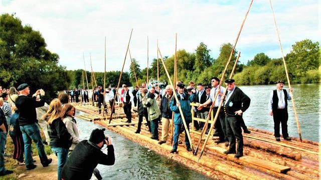 Das sogenannte 70 Meter lange "Hallstadter Stück" - von 30 Flößern zum "Tag des offenen Denkmals" auf dem Obermain von Kemmern nach Bischberg bewegt - war im Jahre 2008 das letzte große Topereignis der Frankenwaldflößer.Gerd Fleischmann