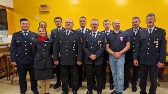 Die Feuerwehr R&ouml;mershag hat einen neuen Vorstand gew&auml;hlt:  (1. Reihe von links) Stephanie Scheller (Schriftf&uuml;hrerin), Klaus Sitte, J&uuml;rgen Breitenbach (Kassier), Michael Vent (Vorsitzender), 2. Kommandant J&uuml;rgen Scheller, (2. Reihe von links) 1. Kommandant Kevin Scheller, David Fronczek (Stadtrat), Max Huppmann (Vorsitzender), Andreas Heil (Vorsitzender), Kurt Scheller und Andreas Weber.