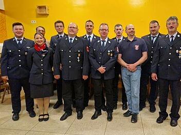 Die Feuerwehr Römershag hat einen neuen Vorstand gewählt:  (1. Reihe von links) Stephanie Scheller (Schriftführerin), Klaus Sitte, Jürgen Breitenbach (Kassier), Michael Vent (Vorsitzender), 2. Kommandant Jürgen Scheller, (2. Reihe von links) 1. Kommandant Kevin Scheller, David Fronczek (Stadtrat), Max Huppmann (Vorsitzender), Andreas Heil (Vorsitzender), Kurt Scheller und Andreas Weber.
