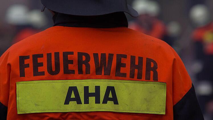 Am Dienstagnachmittag (06.08.2013) kam es in Aha zu einem Vollbrand einer Scheune. Der Brand wurde durch einen Blitzschlag ausgeloest. In der Scheune befanden sich zahlreiche Rinder, die aber noch rechtzeitig aus den Flammen befreit werden konnten. Personen kamen nach ersten Aussagen nicht zu Schaden. Insgesamt waren 150 Feuerwehrleute im Einsatz. Foto: News5 / Goppelt