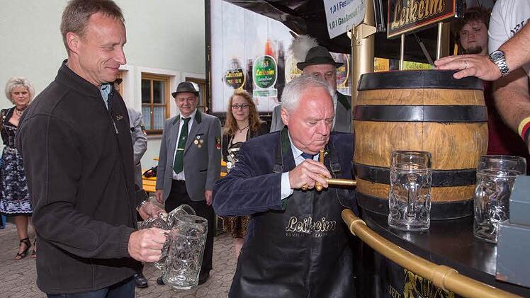 Beim Bieranstich setzt Bürgermeister Helmut Fischer auf reine Mus-kelkraft. Foto: kag
