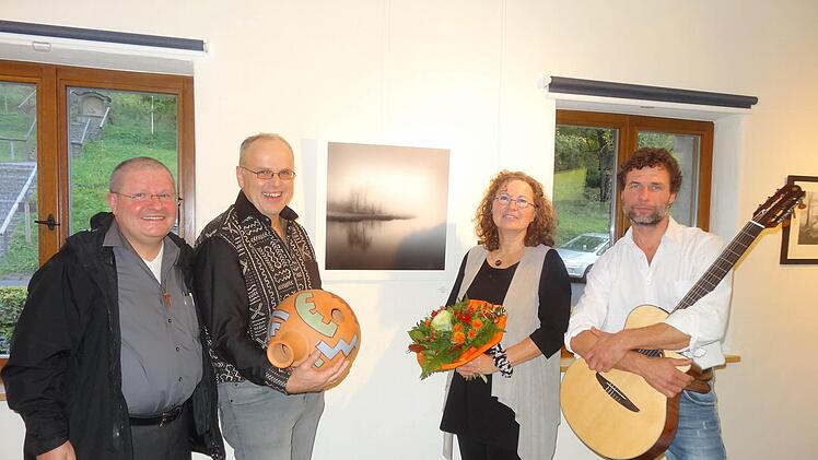 Die Ausstellung von Carmen Spitznagel "Rhön Melancholie" wurde gemeinsam mit Pater Reiner Treutlein (links), dem Schauspieler und Sänger Stefan Schael (rechts) und Raimund Wiener (Zweiter von links) eröffnet. Foto: Marion Eckert