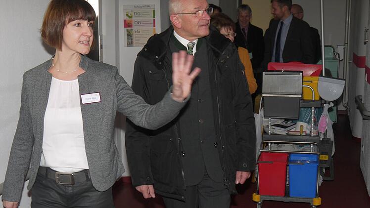 Diane Alka zeigt Bezirkspräsident Günther Denzler, wie der Alltag im Seßlacher Pflegeheim ausschaut. Foto: Berthold Köhler