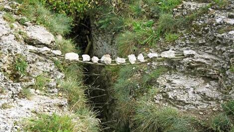 Beim Aufbauen der Installation "Hängepartie" am Staffelberg erhielt Hubert Kolling weise Ratschläge zur Tragfähigkeit der Brücke.