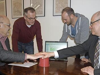 Moderne und vor allem leistungsfähige Kommunikationstechnik steht ab sofort in der gesamten Gemeinde zur Verfügung. Auf unserem Foto besiegeln im Rathaus Bürgermeister Franz Kuhn (links) und Wolfgang Haas, Geschäftsführer von TKN, den Vertrag. Foto: Stefan Geiger